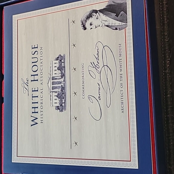COMMEMORATIVE ORNAMENT: The White House - Picture 3 of 5